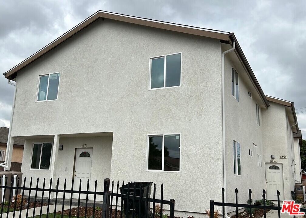 409 E 99th St in Los Angeles, CA - Building Photo