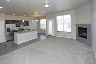 Shadow Wood Townhomes in West Fargo, ND - Building Photo - Interior Photo