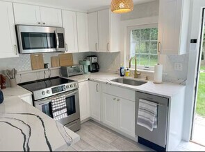 4 Charles St in Sandwich, MA - Building Photo - Building Photo