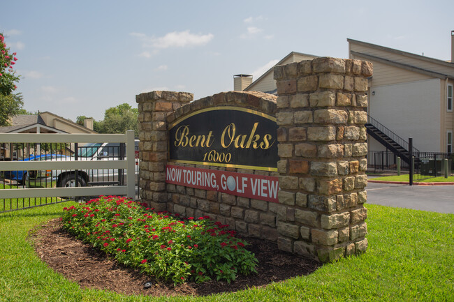 Bent Oaks Apartments in Dallas, TX - Foto de edificio - Building Photo