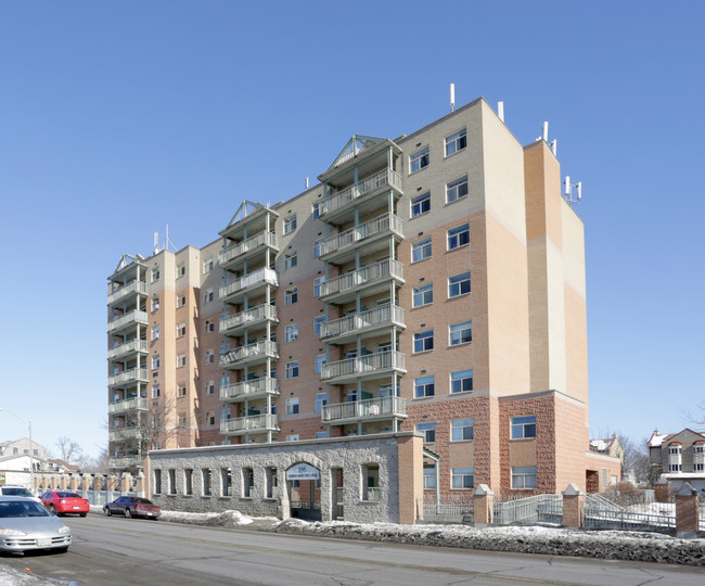 Kiwanis Towne Centre in Cambridge, ON - Building Photo - Primary Photo