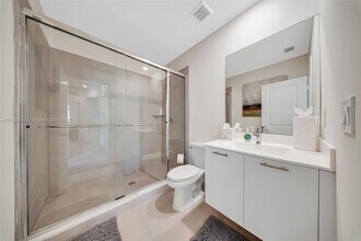 4707 NW 83rd Ct in Doral, FL - Foto de edificio - Building Photo