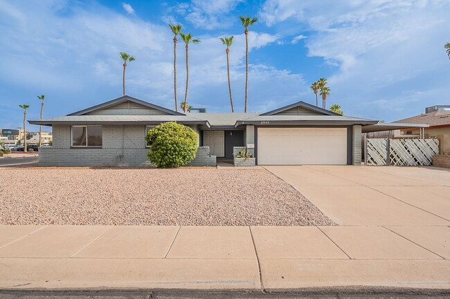 property at 2543 E Huntington Dr