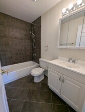 16W465 Mockingbird Ln, Unit 201 in Willowbrook, IL - Foto de edificio - Building Photo