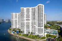 Towers 100 - 600 in Aventura, FL - Foto de edificio - Building Photo