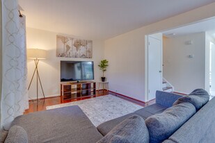3030 Ellenwood Dr, Unit Upper 2 in Fairfax, VA - Building Photo