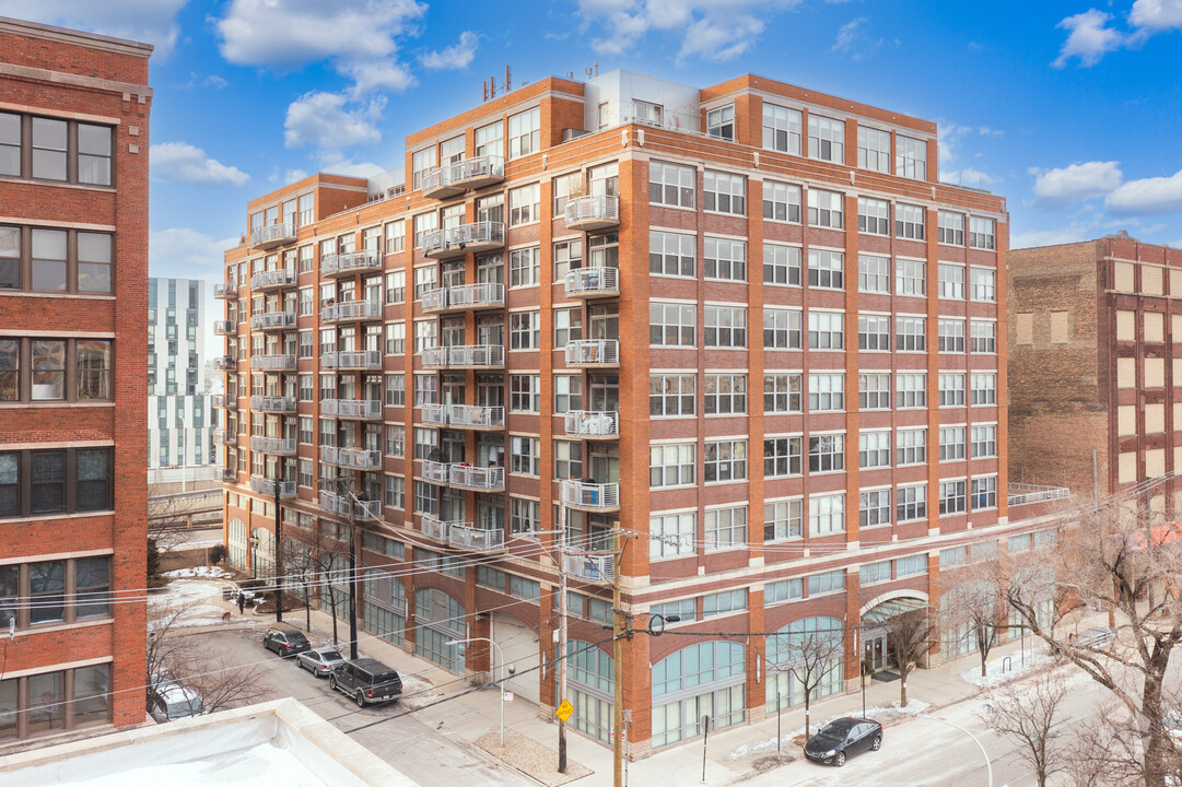 933 W Van Buren St in Chicago, IL - Building Photo