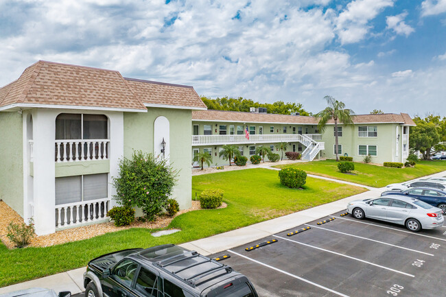 Green Dolphin Park in Tarpon Springs, FL - Foto de edificio - Building Photo