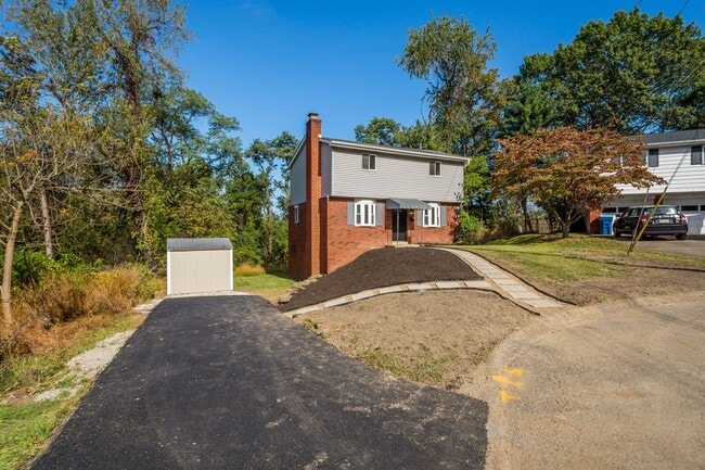 165 Lois Dr in Verona, PA - Building Photo - Building Photo