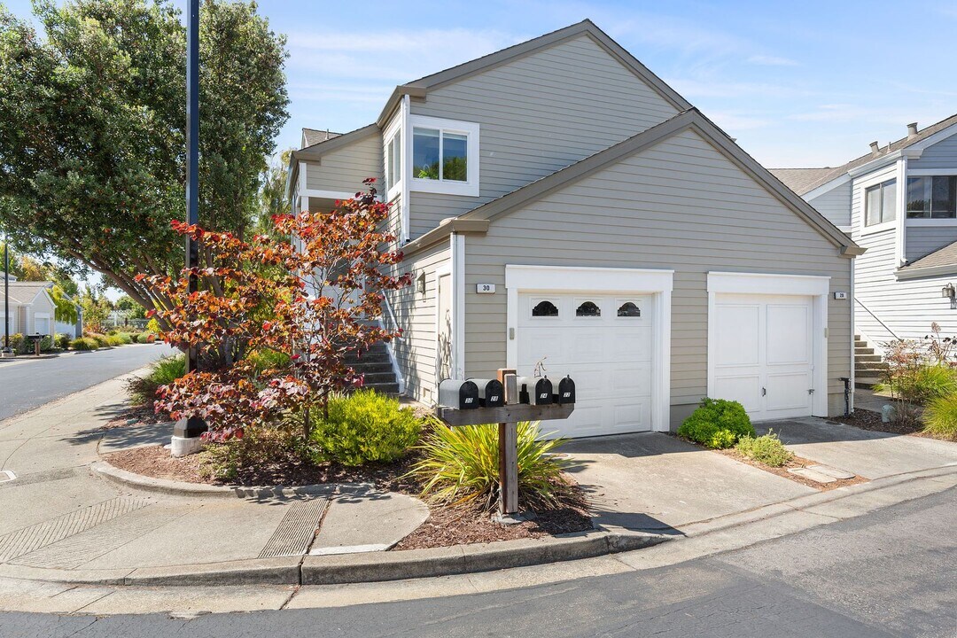 30 Shepardson Ln in Alameda, CA - Building Photo