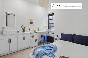 Room in Shared 3 bed/3 bath home in Queens, NY - Building Photo