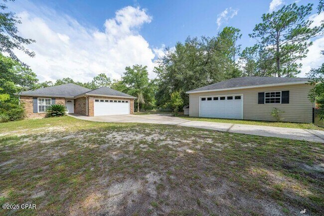 4213 Leisure Lakes Dr in Chipley, FL - Building Photo - Building Photo