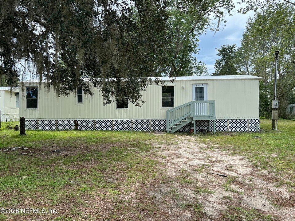 105 Rhine St in Interlachen, FL - Building Photo