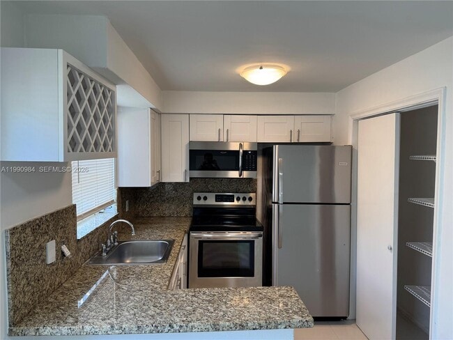 5211 SW 91st Ave in Cooper City, FL - Building Photo - Building Photo