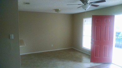 Bremen Avenue Apartments in San Antonio, TX - Foto de edificio - Interior Photo