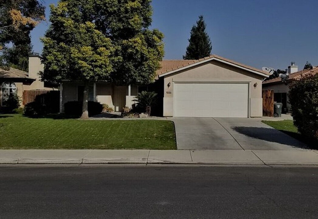 9802 Bossa Nova Ct in Bakersfield, CA - Building Photo