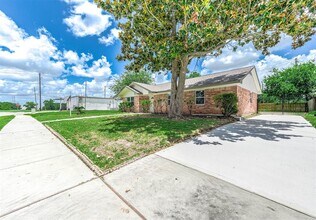 2105 Cedar St in Pearland, TX - Building Photo - Building Photo