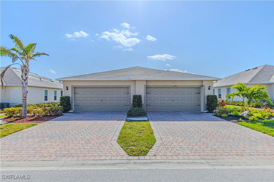 10736 Crossback Ln in Lehigh Acres, FL - Foto de edificio