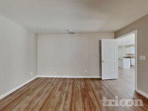 314 Walnut Crossing Dr, Unit PH117 in Whitsett, NC - Foto de edificio - Building Photo