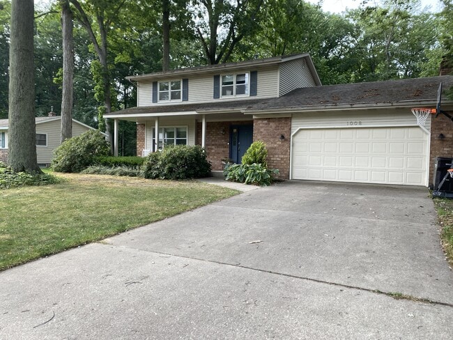 property at 1008 Forest Hills Dr