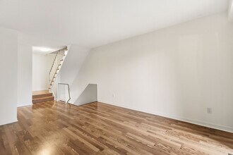 Gorgeous 3 Bedroom Townhome in Pondmills in London, ON - Building Photo - Building Photo