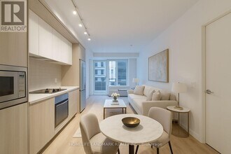 395 Square One Dr in Mississauga, ON - Building Photo - Building Photo