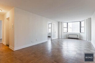 400 E 71st St in New York, NY - Building Photo