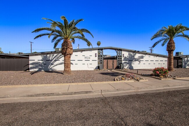 Palm View Manor in Phoenix, AZ - Building Photo - Building Photo