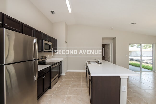 850 Algaringo Ave SE in Palm Bay, FL - Foto de edificio - Building Photo