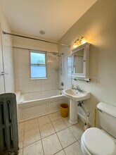 68 Putnam St, Unit 2 in Watertown, MA - Foto de edificio - Building Photo