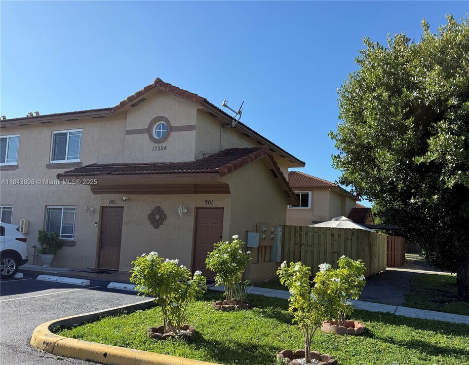 17354 NW 74th Ave in Hialeah, FL - Building Photo