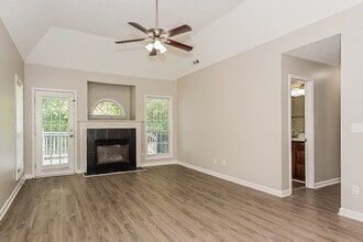 388 Jasmine Dr in Locust Grove, GA - Foto de edificio - Building Photo