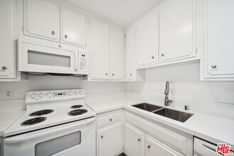 131 Orlando Ave in Los Angeles, CA - Building Photo - Building Photo