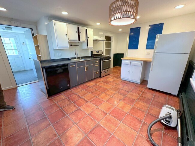 92 Pleasant St, Unit 3