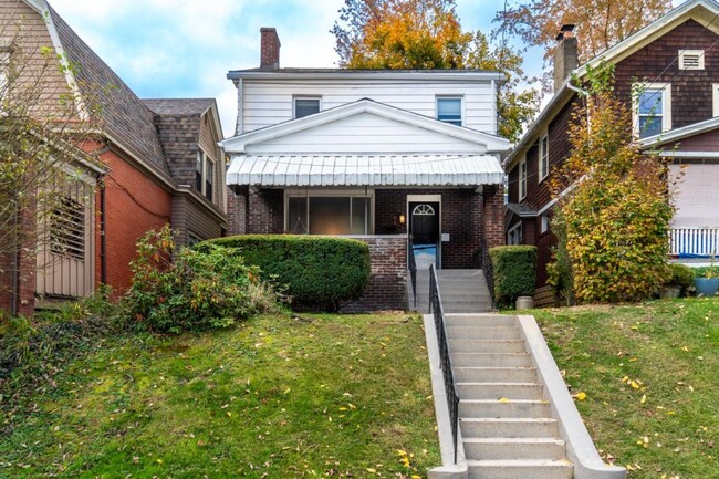 944 Woodbourne Ave in Pittsburgh, PA - Foto de edificio - Building Photo