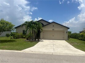 741 Center Lake St in Lehigh Acres, FL - Building Photo