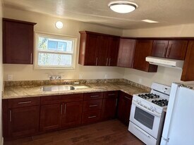 124 Lewelling Blvd, Unit 124 in Ashland, CA - Building Photo