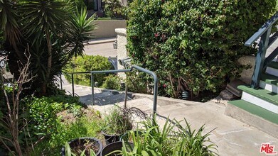 850 Tularosa Dr in Los Angeles, CA - Building Photo - Building Photo