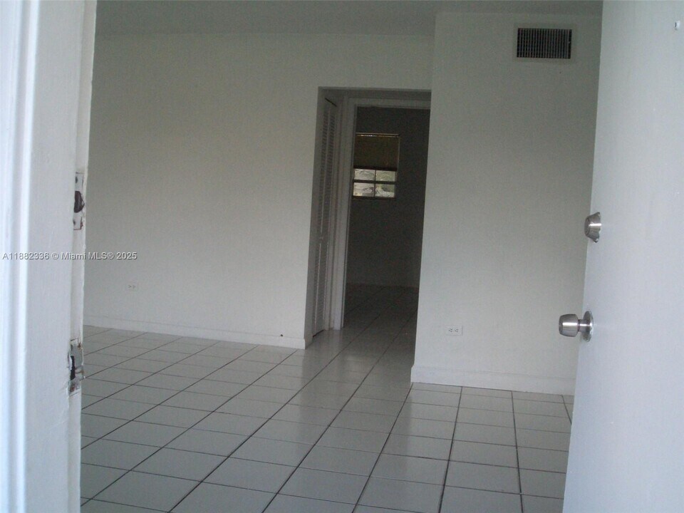 9760 SW 184th St in Cutler Bay, FL - Building Photo