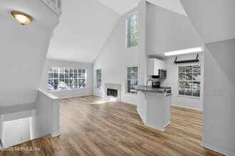 13700 Richmond Park Dr N in Jacksonville, FL - Building Photo - Building Photo