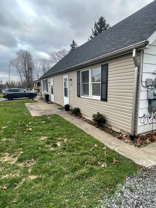 677 Owsley St in Masury, OH - Foto de edificio