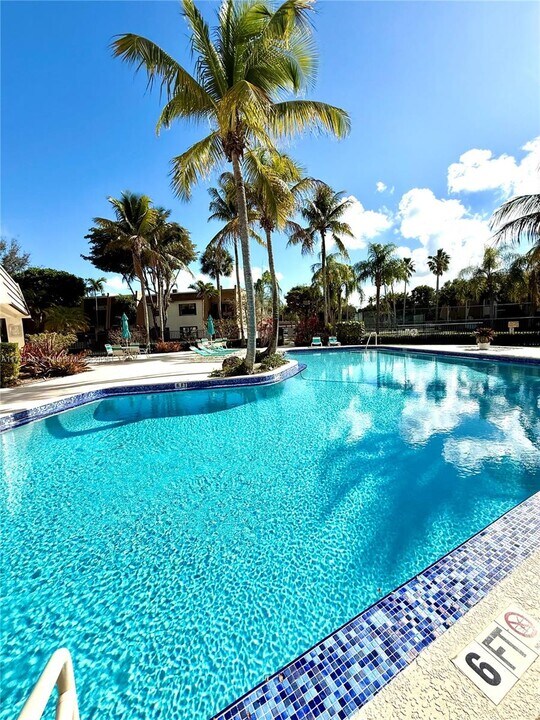 8277 SW 128th St in Pinecrest, FL - Building Photo