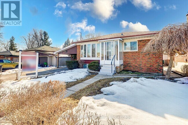 16 Roseglor Crescent in Toronto, ON - Building Photo - Building Photo