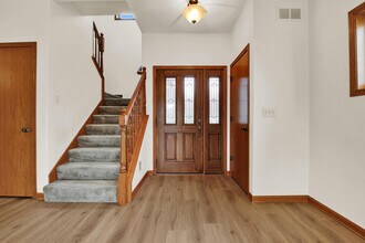 407 Century Oak Dr in Waukesha, WI - Foto de edificio - Building Photo