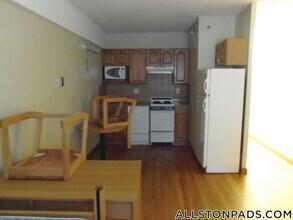 1110 Commonwealth Ave in Boston, MA - Building Photo - Building Photo