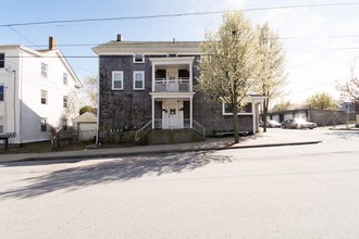 301-303 State Ave in Tiverton, RI - Foto de edificio - Building Photo