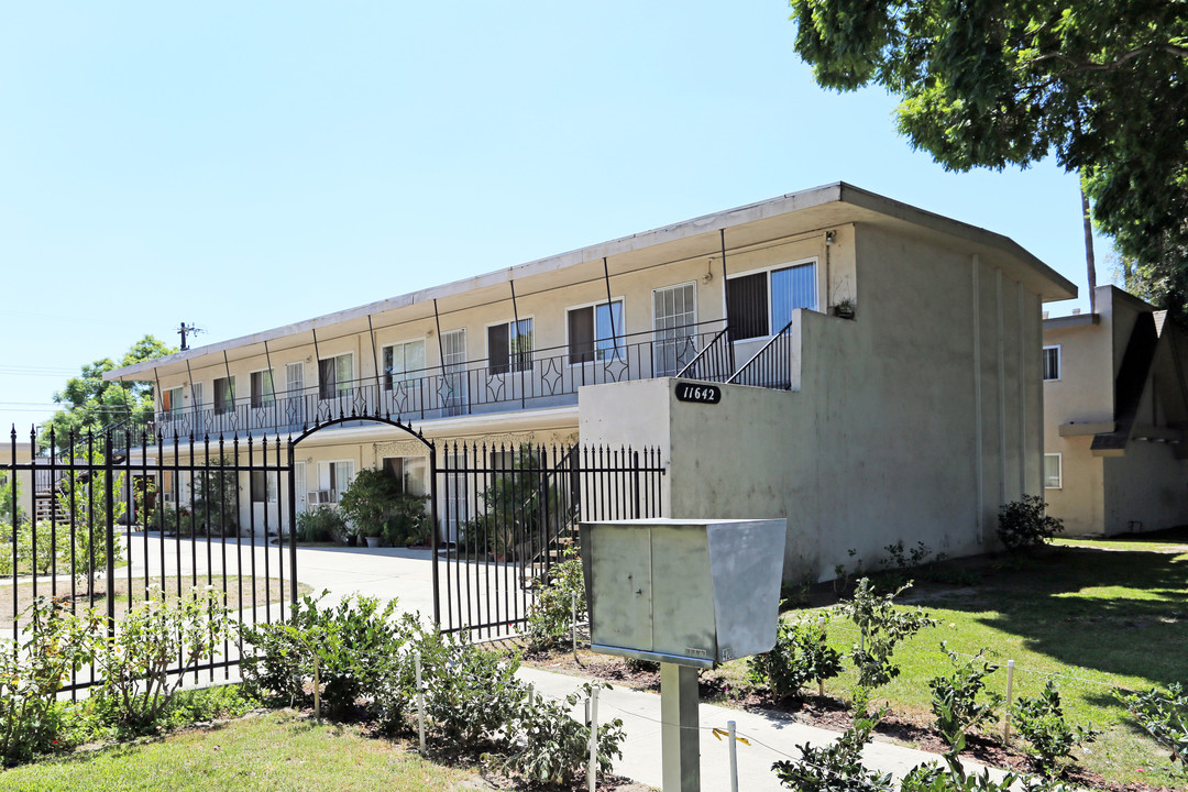 11642 Stuart Dr in Garden Grove, CA - Building Photo