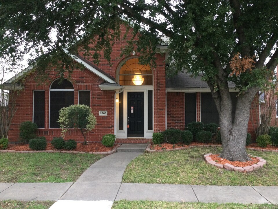 2306 Valley Creek Dr in Garland, TX - Foto de edificio
