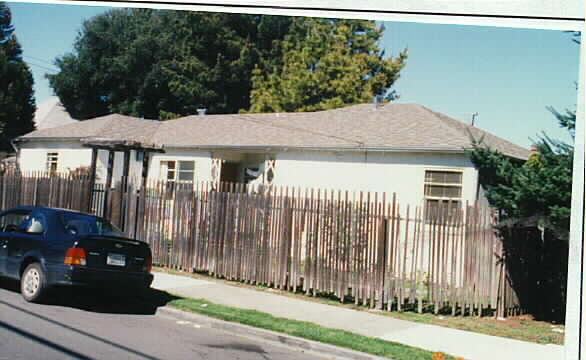 304 N Claremont St in San Mateo, CA - Foto de edificio - Building Photo