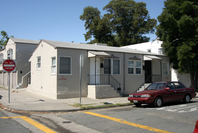 294-298 E 17th St in Pittsburg, CA - Foto de edificio - Building Photo